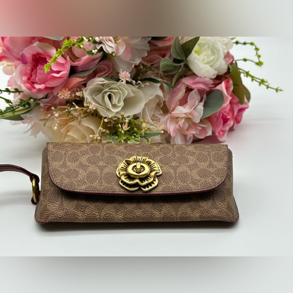 Coach Sunglass Signature Canvas Case - Picture 4 of 15